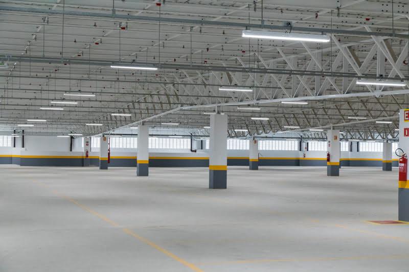 Área de manobra do estacionamento coberto
