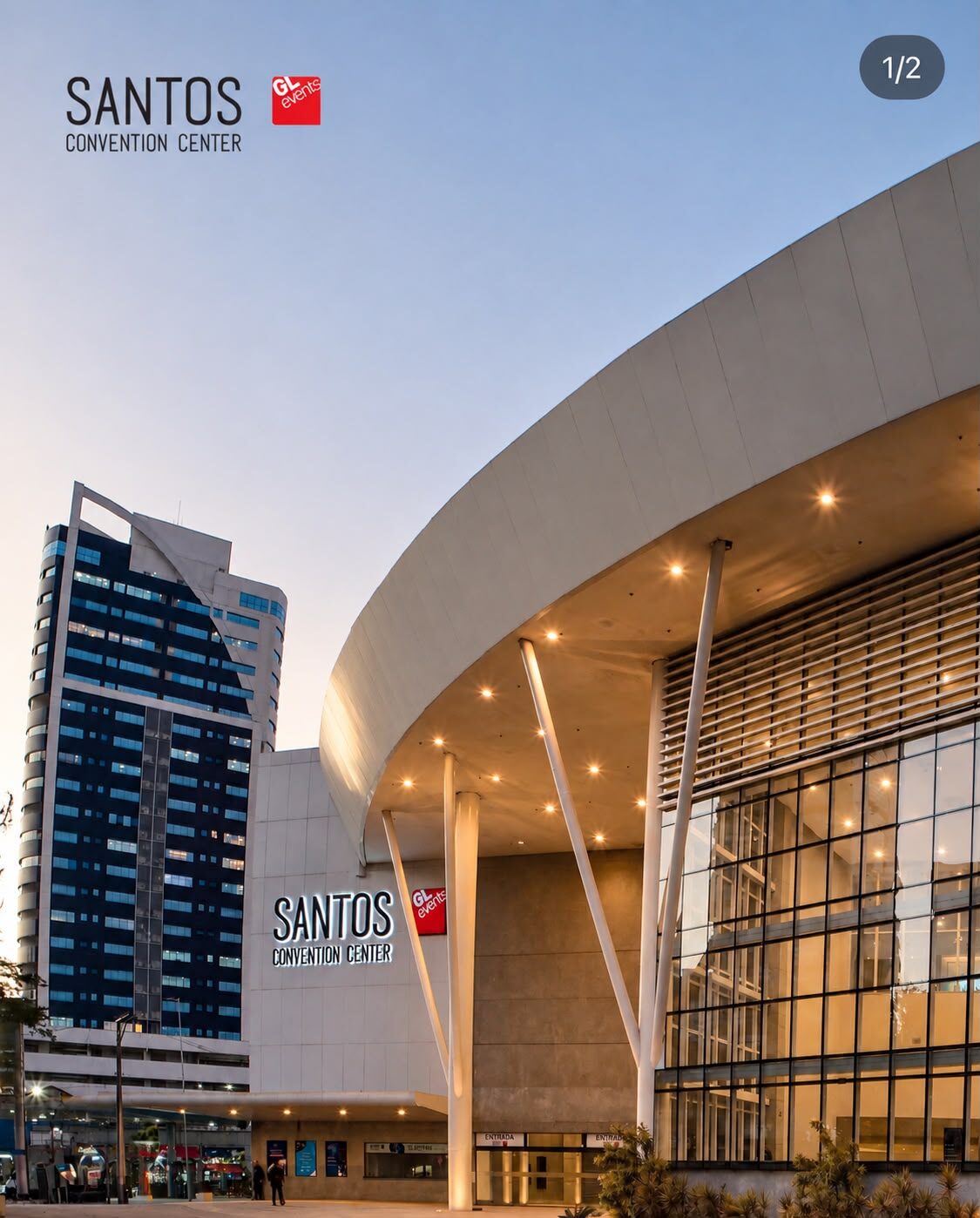 Entrada do Santos Convention Center ao anoitecer