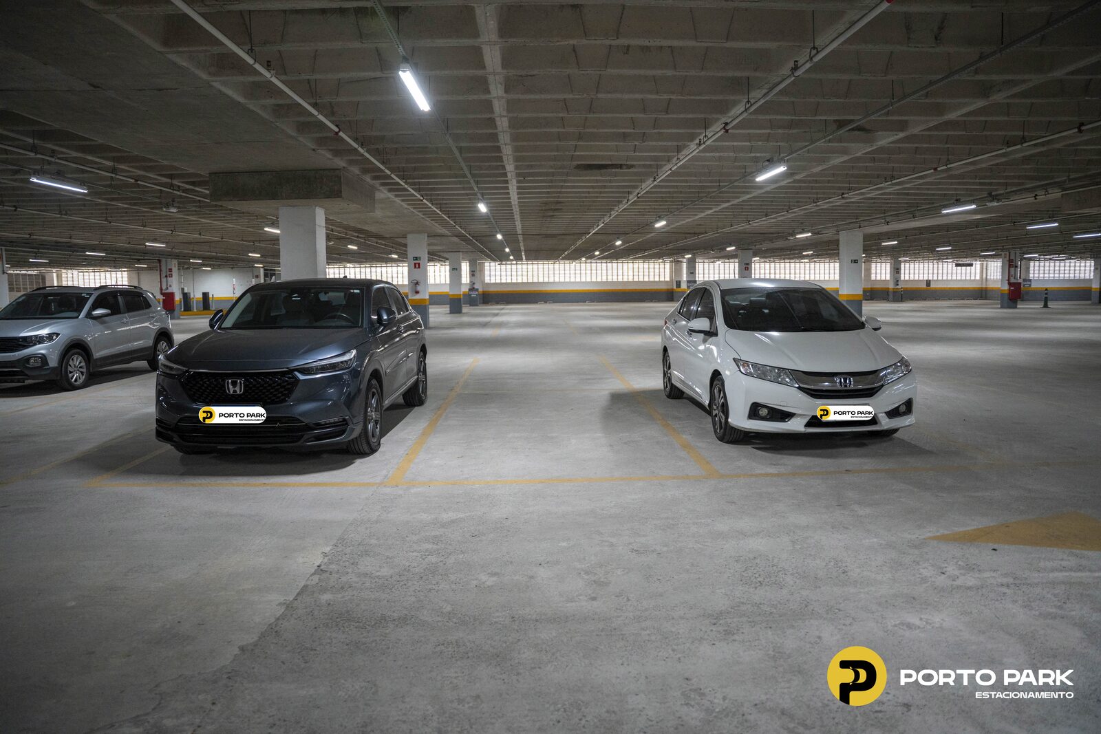 Vagas cobertas do Porto Park, com piso demarcado e iluminação
